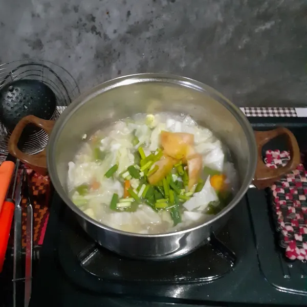 Apabila sudah matang, masukkan daun bawang dan tomat. Aduk sebentar dan matikan kompor.