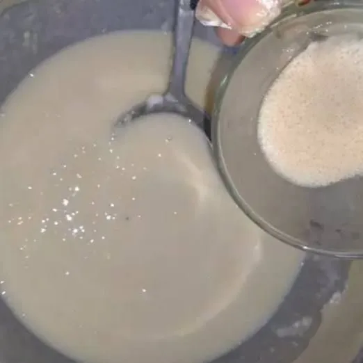 Tambahkan ragi instan, aduk-aduk hingga tercampur rata, tutup dengan kain.