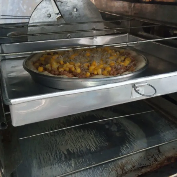 Panggang selama 20-30 menit atau sampai matang tergantung oven masing-masing. Angkat dan sajikan.