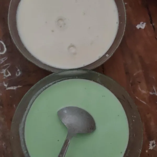 Setelah di diamkan bagi adonan menjadi dua sama banyak, satu beri pasta pandan, satunya biarkan putih.
