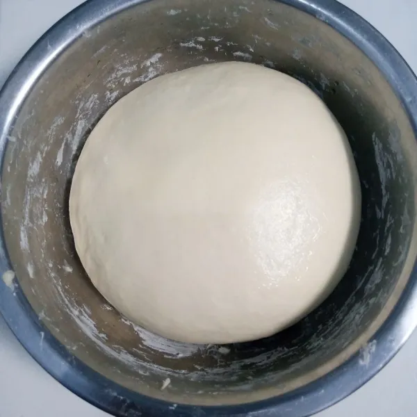 Tambahkan minyak goreng. Uleni sampai kalis dan tidak lengket. Diamkan selama 1 jam sambil ditutup lap bersih agar adonnan tidak kering.