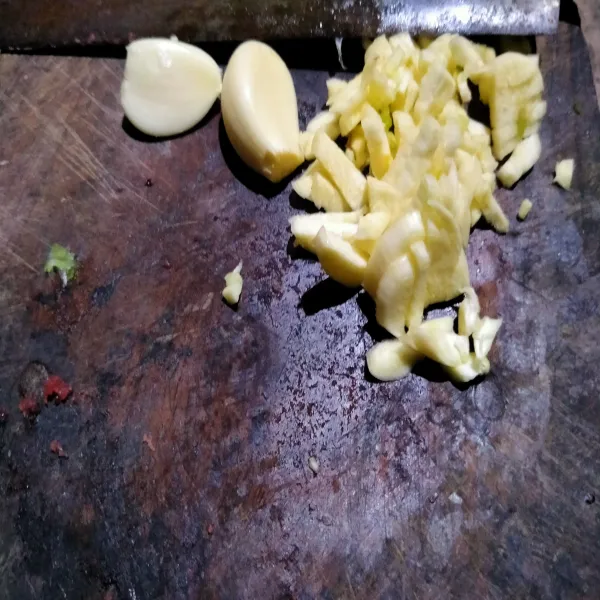 cincang bawang putih.