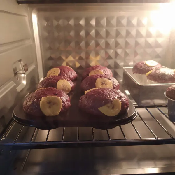 Panaskan oven selama 15 menit dengan suhu 180°C, kemudian panggang muffin selama 30 menit sampai matang dengan suhu yang sama atau sesuaikan dengan oven masing-masing. Lakukan tes tusuk dengan tusukan sate, jika tidak ada adonan yang menempel, kue sudah matang. Keluarkan muffin dari oven, dinginkan sebentar baru keluarkan dari cetakan. Sajikan.