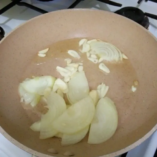 Panaskan minyak secukupnya, tumis bawang putih dan bawang bombay hingga harum.