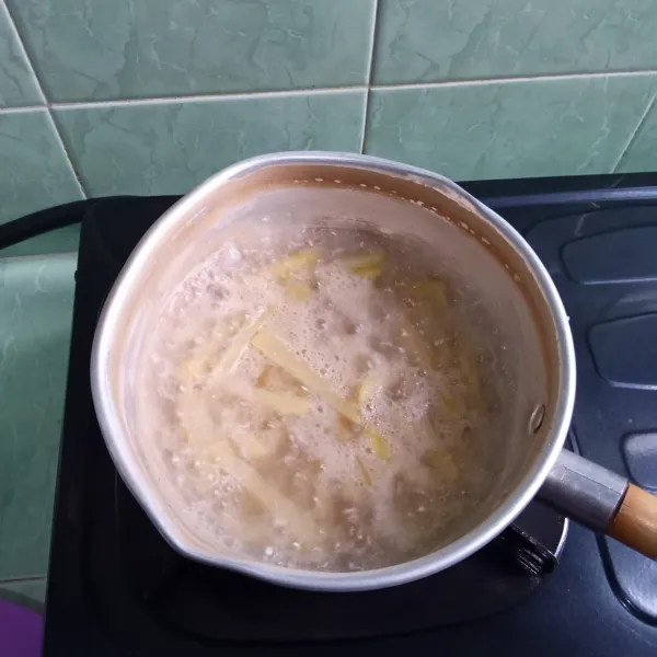 Rebus kentang bersama bumbu sampai mendidih, tiriskan.