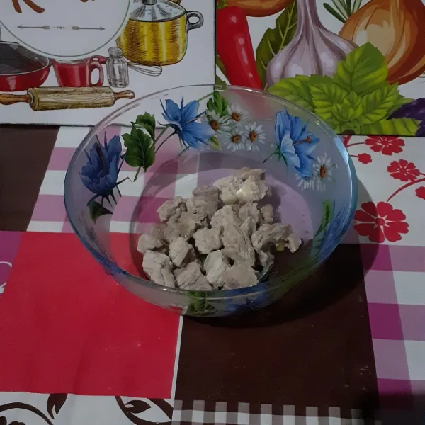 Rebus tetelan selama 5 menit. Matikan kompor dan biarkan selama 20 menit tanpa membuka tutup panci. (Saya buang air rebusannya).