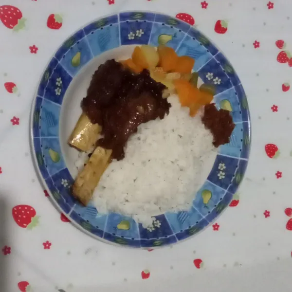 Sajikan iga bakar bersama nasi hangat dan pelengkap lainnya