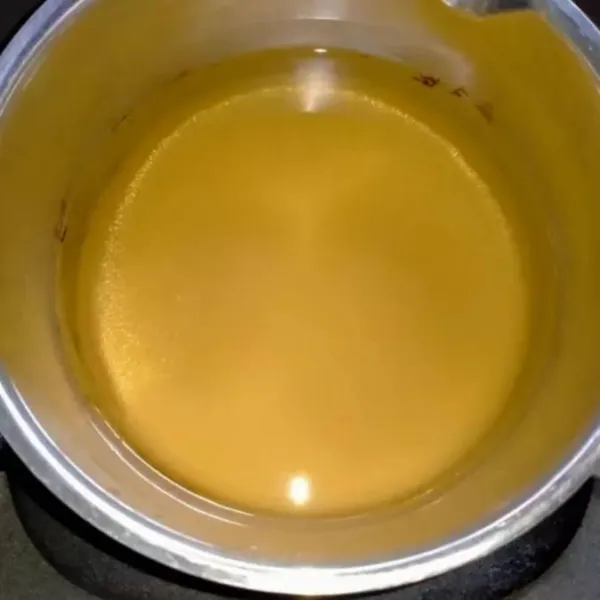 Tuang gula dan air ke dalam panci, rebus dengan api kecil asal gula larut dan tidak perlu sampai mendidih. Angkat.
