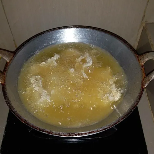 Langsung masukkan ayam ke dalam minyak panas dan penuh. Goreng hingga berwarna kuning keemasan. Angkat dan tiriskan.
