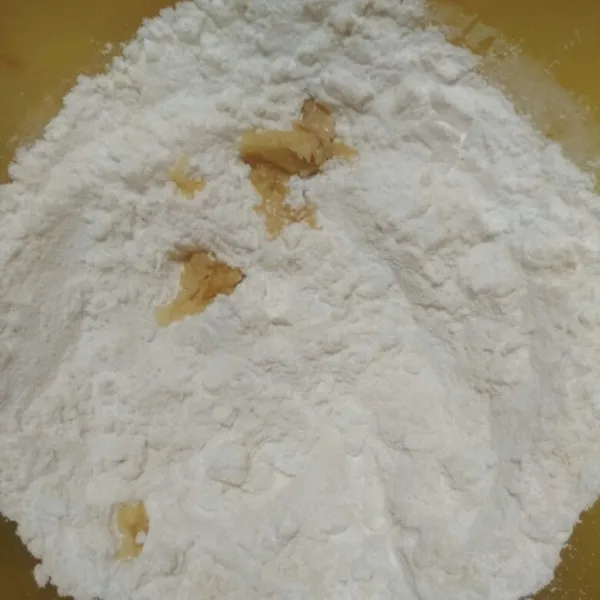 Dalam bowl campur tepung tapioka, tepung terigu, bawang putih yang dihaluskan dan garam.