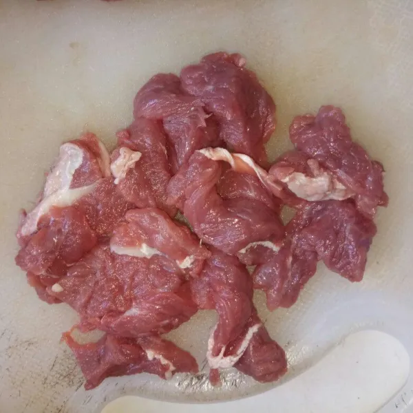 Bersihkan daging kambing dengan tisu, lalu iris tipis atau sesuai selera. Sisihkan terlebih dahulu.