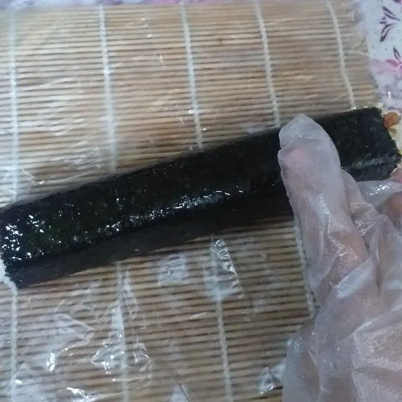 Gulung kemudian oles dengan minyak sambal. Kemudian potong-potong dan siap disajikan.