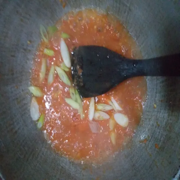 Setelah ikan dingin, belah belah ikan menjadi kecil kecil sisihkan