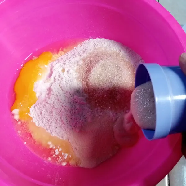 Campur tepung terigu, telur, gula halus, dan susu bubuk. Tuang bahan biang dan tuang air sedikit demi sedikit secukupnya, mixer sebentar.