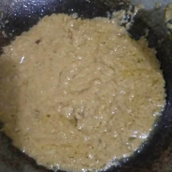 Masak sambil diaduk sampai bumbu kacang mengental. Tata bahan pelengkap dipiring, beri bumbu kacang, taburi dengan bawang goreng dan kecap manis.