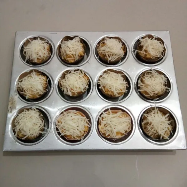 Beri taburan keju parut di atasnya.