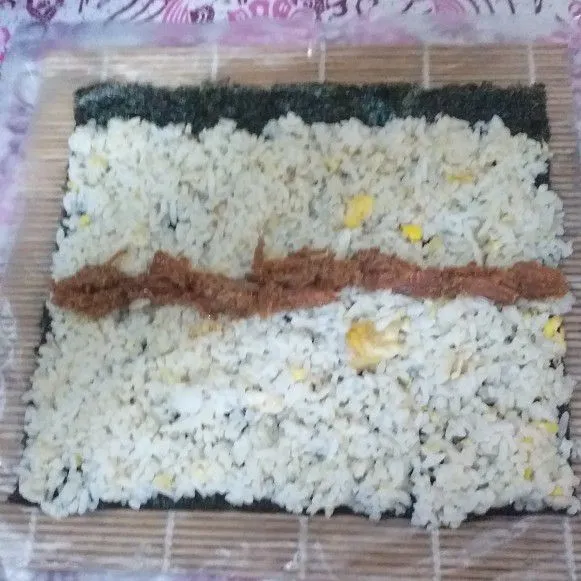 Letakkan daging rendang dan bumbu secara memanjang, sesuai selera.