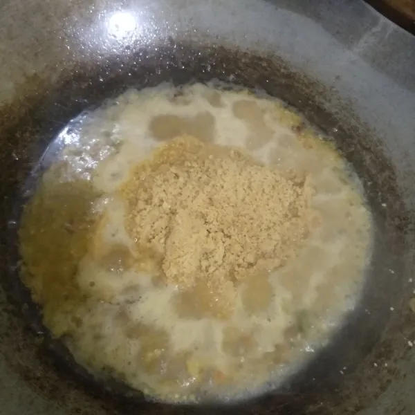 Kemudian masukkan air, air asam, kacang tanah, gula aren dan garam.