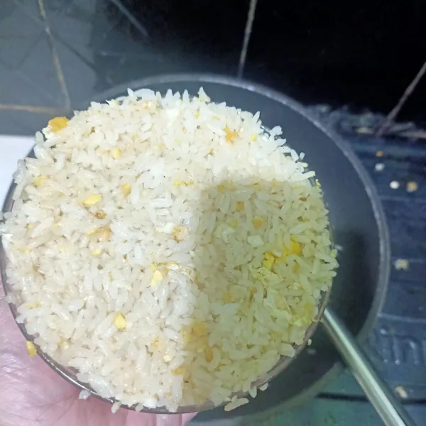 Siapkan mangkuk kecil, lalu taruh nasi goreng yang sudah siap dicetak ke dalam wadah mangkuk.