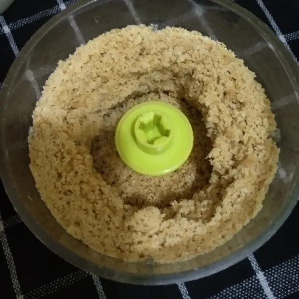 Haluskan kacang tanah yang sudah di sangrai, sisihkan terlebih dahulu.