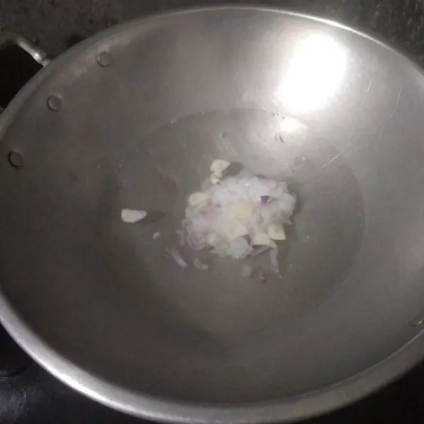 Didihkan air lalu masukkan nasi putih dan irisan bawang. Aduk hingga nasi agak lembek.