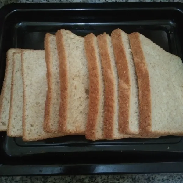 Siapkan roti tawar gandum.