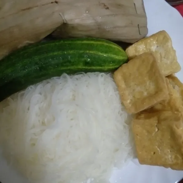 Siapkan bahan pelengkap.