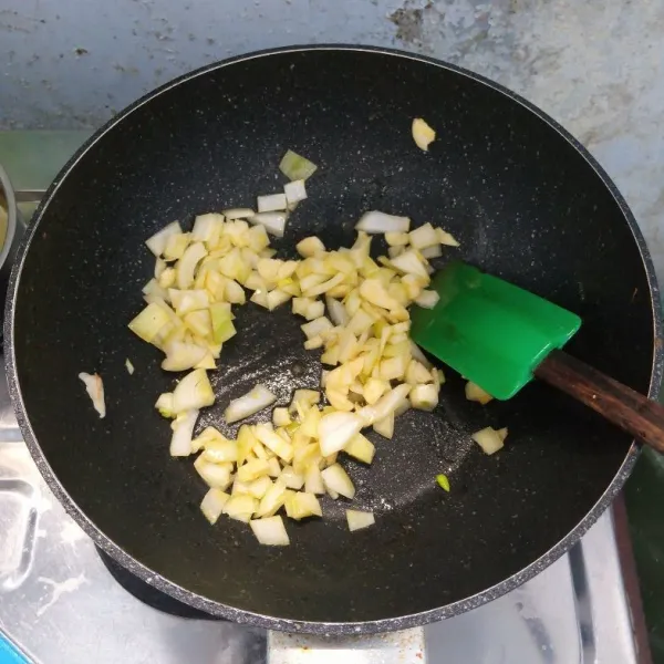 Lelehkan margarin, masukkan bawang bombay dan bawang putih. Aduk rata dan masak sampai layu.