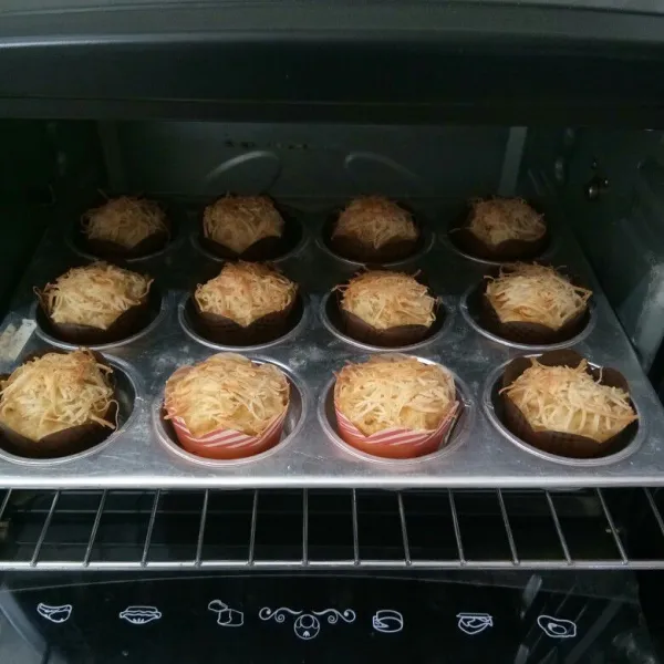 Kemudian oven dengan suhu 190°C selama 30 menit atau sesuaikan oven masing-masing. Lalu angkat.