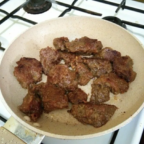 Goreng daging dalam wajan dengan minyak sedikit saja, masak hingga berubah warna.
