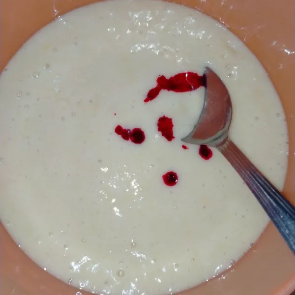 Tambahkan baking powder, aduk hingga rata dan buih menghilang. Bagi adonan menjadi 3 bagian, masing-masing tambahkan 1 tetes pewarna makanan.