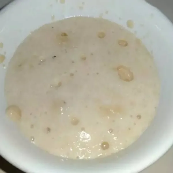 Campur semua bahan biang. Diamkan 10 menit hingga mengembang.