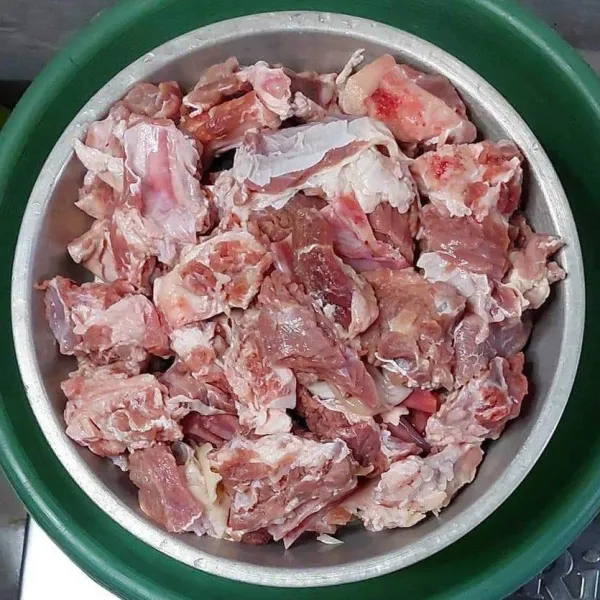 Siapkan daging dan balungan sapi kemudian potong-potong, cuci bersih dan tiriskan.