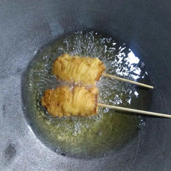 Goreng banana churros menggunakan api sedang sampai matang dan berwarna kuning keemasan. Angkat dan tiriskan, lalu sajikan dengan saus cokelat.