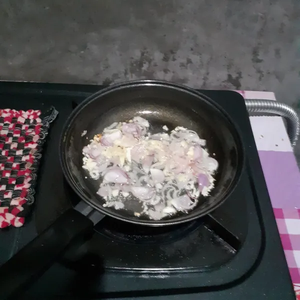 Tumis bawang merah dan bawang putih.