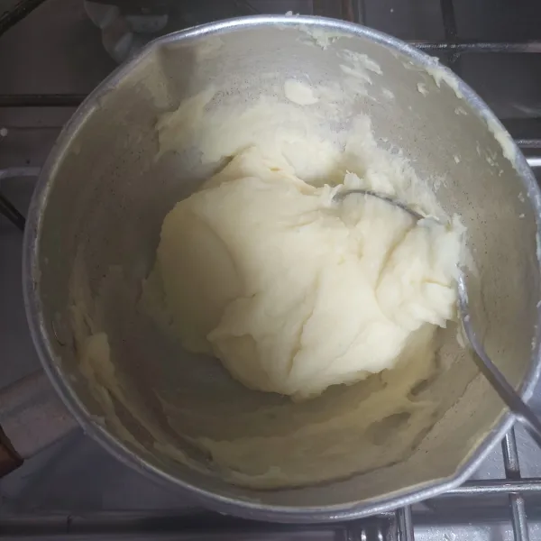 Haluskan semua kentang yang sudah direbus. Kemudian masukkan dalam panci bersama butter dan tuang sedikit demi sedikit susu cair. Kemudian sajikan.