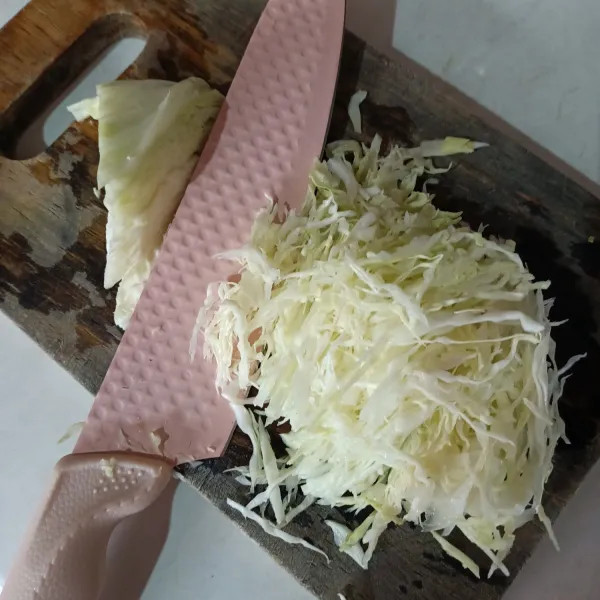 Cuci kol keadaan utuh, kemudian iris tipis.