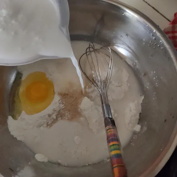 Masukkan telur dan tuang santan aduk kembali hingga rata, terakhir masukan garam aduk rata, tutup dengan kain bersih diamkan 2 jam.