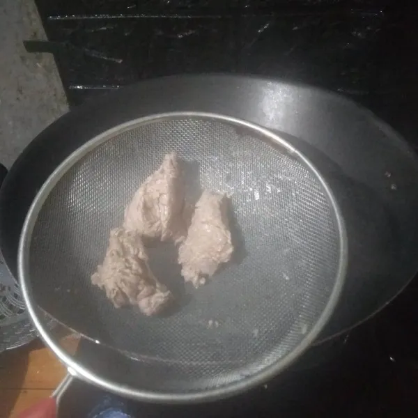 Rebus daging dengan 1 liter air hingga daging empuk.