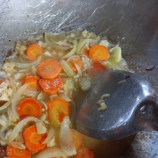 Tumis bawang bombai dan bawang putih hingga harum, tambahkan sedikit air, lalu masukkan wortel, masak sampai wortel agak layu.