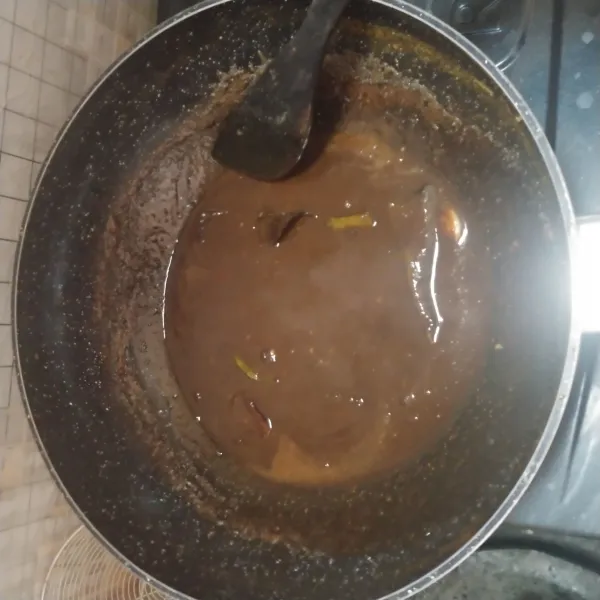 Masak sampai sambel petis sedikit mengental, matikan api dan biarkan dingin.