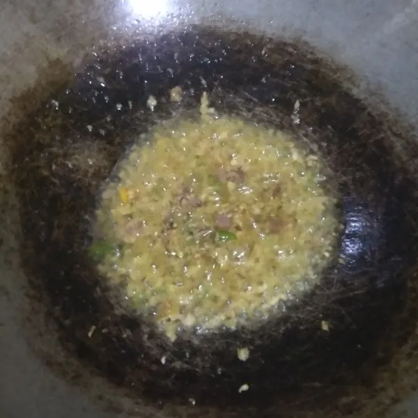 Selanjutnya tumis bumbu halus sampai harum dan matang.