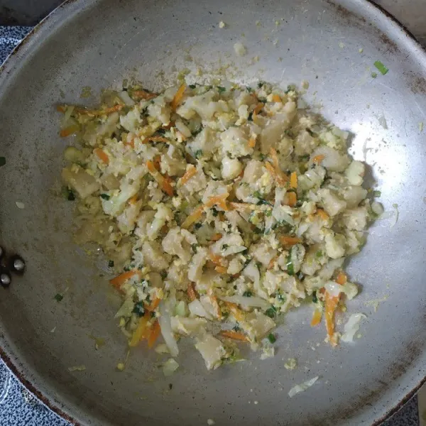 Aduk hingga telur rata, masak hingga capjay agak kering. Sajikan dengan taburan irisan seledri dan bawang goreng.