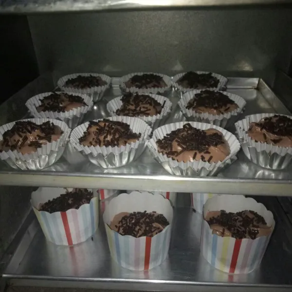 Siapkan cup lalu tuang adonan ke dalam cup dan taburi meses sebagai toping. Panggang selama 25 menit atau sampai matang atau sesuai dengan oven masing-masing.