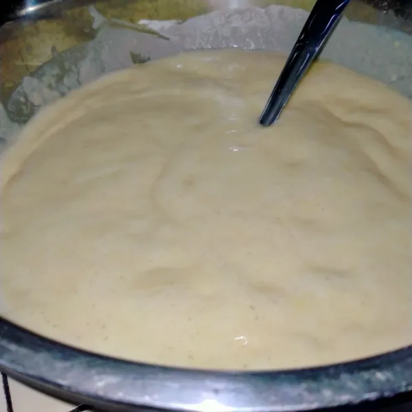 Diamkan selama 30 menit hingga adonan berbuih dan mengembang dua kali lipat.