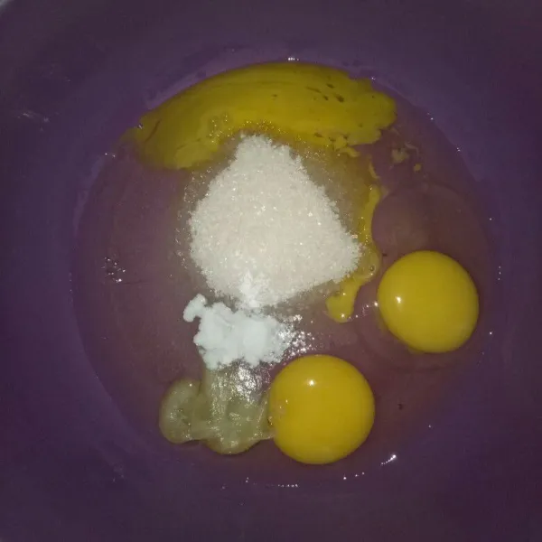 Siapkan wadah lalu masukkan gula pasir, telur, baking powder, dan emulsifier (SP). Mixer dengan kecepatan tinggi sampai putih kental berjejak.