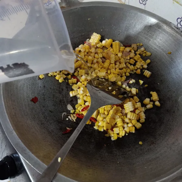 Masukkan jagung lalu tambahkan air, masak sampai jagung empuk.