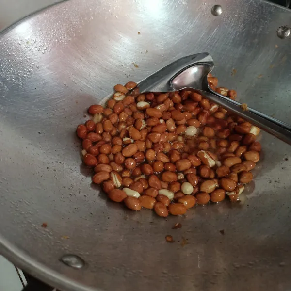 Goreng juga kacang tanah hingga matang, sisihkan.