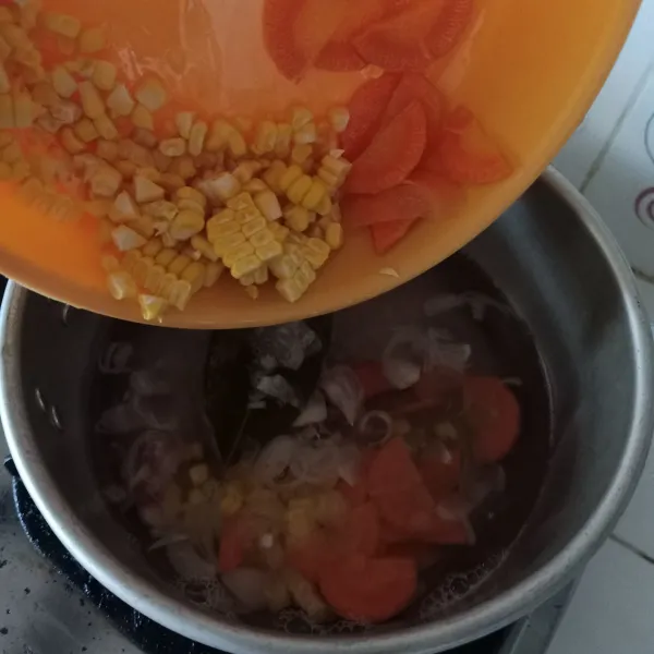 Masukkan jagung dan wortel, masak sampai empuk.