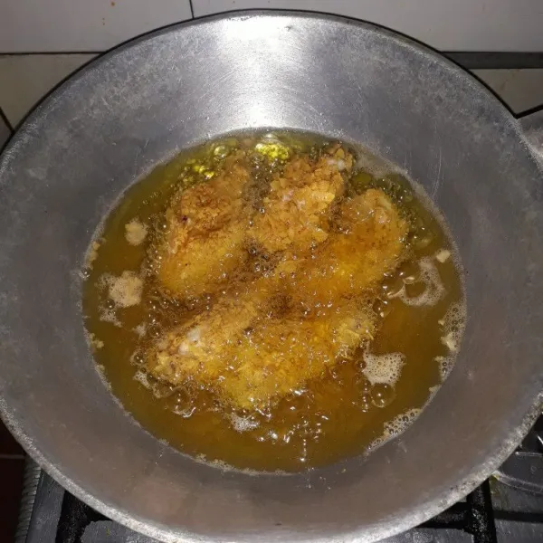 Panaskan minyak goreng, lalu goreng sayap ayam sampai matang berwarna kuning keemasan. Gunakan api kecil dan setelah matang, angakt dan tiriskan. Sajikan dengan saus pelengkap sesuai selera.